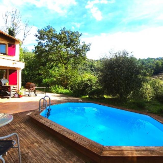 MAISON AVEC PISCINE ENTRE NICE ET COLOMARS AU MILIEU DE LA VERDURE